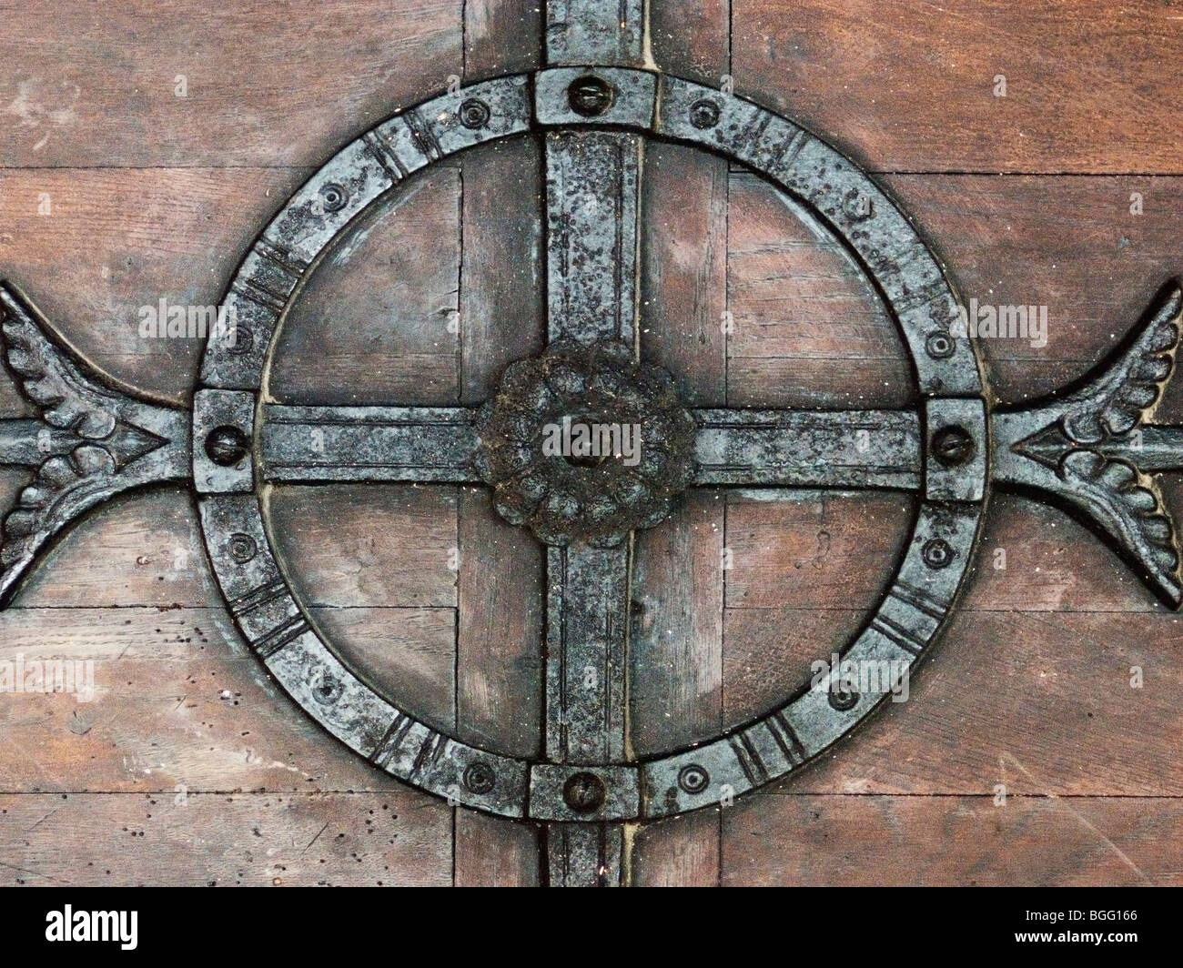 Un raffinato decoro su una porta della chiesa Foto Stock