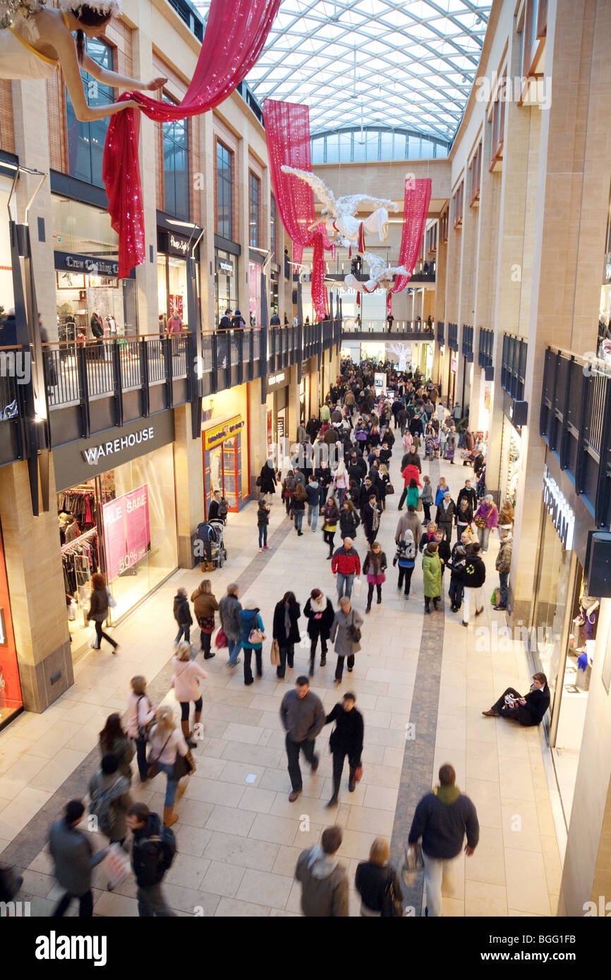 Shopping di Natale nel Grand Arcade shopping mall, Cambridge, Regno Unito Foto Stock