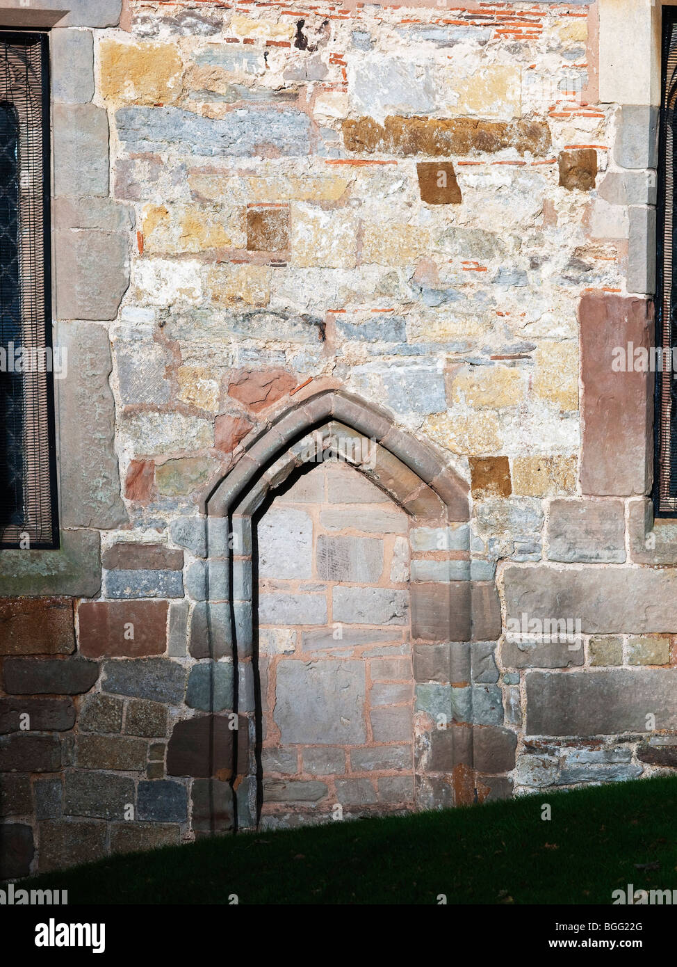 La murata archway e sportello di una vecchia parrocchiale della chiesa del villaggio Foto Stock