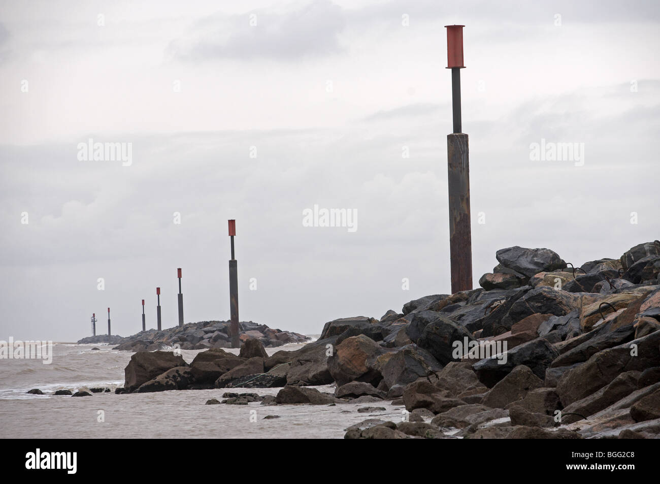 Scogliere artificiali (rock armor groyne) integrato per protezione contro erosione costiera Foto Stock