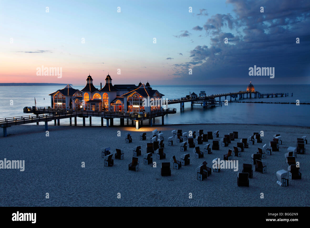 Spiaggia e mare ponte di Sellin presso l'isola di Rügen, Meclenburgo-Pomerania Occidentale, Germania, Europa Foto Stock