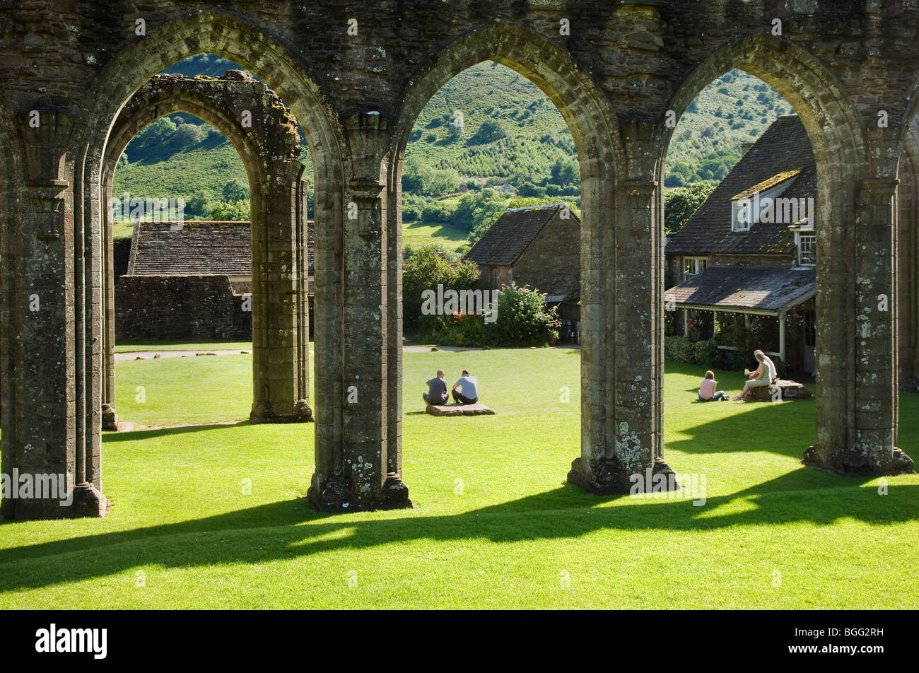 Le arcate gotiche dei rovinato Llanthony Priory Monmouthshire Foto Stock