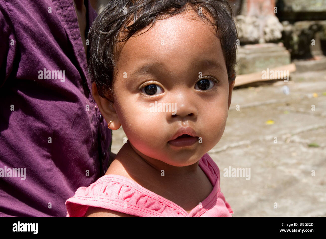 Bambino a Benyutung, al di fuori di Ubud, il Balinese location del film "Mangiare, pregare, amore". Foto Stock