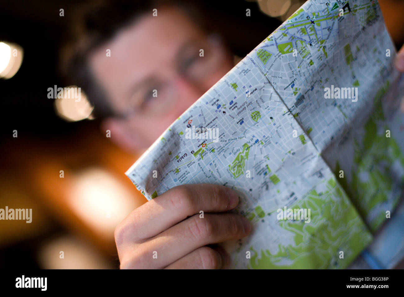 Un maschio di studi di viaggiatori una mappa Foto Stock