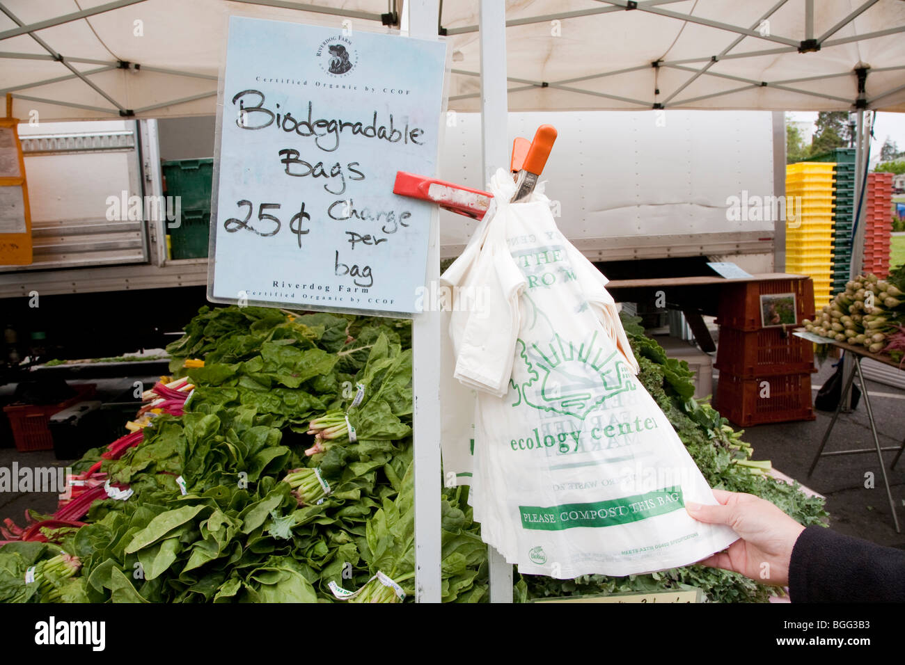 Marca BioBag biodegradabile e compostabile dei sacchetti di plastica può essere comprato per 25 centesimi ciascuna. Foto Stock
