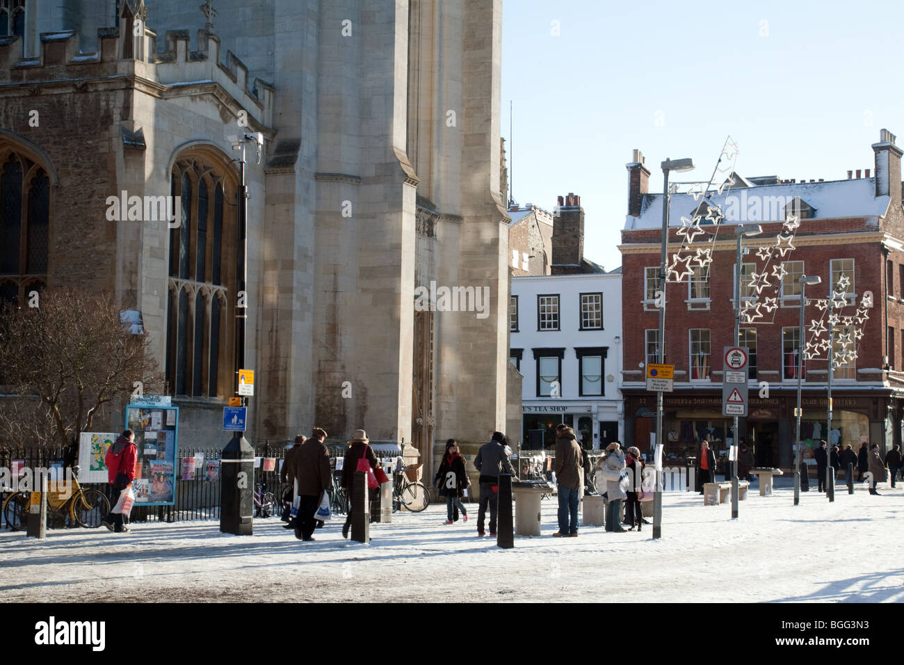 Persone in inverno neve nella parte anteriore del grande St Marys Chiesa, Kings Parade, Cambridge, Regno Unito Foto Stock