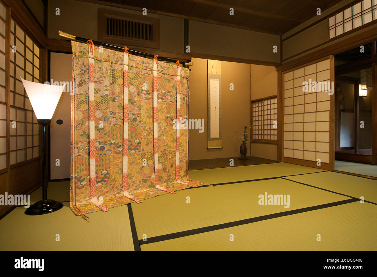 Elaborare un kimono tessuto visualizzato a Yoshikawa ryokan, Kyoto, Giappone. Foto Stock