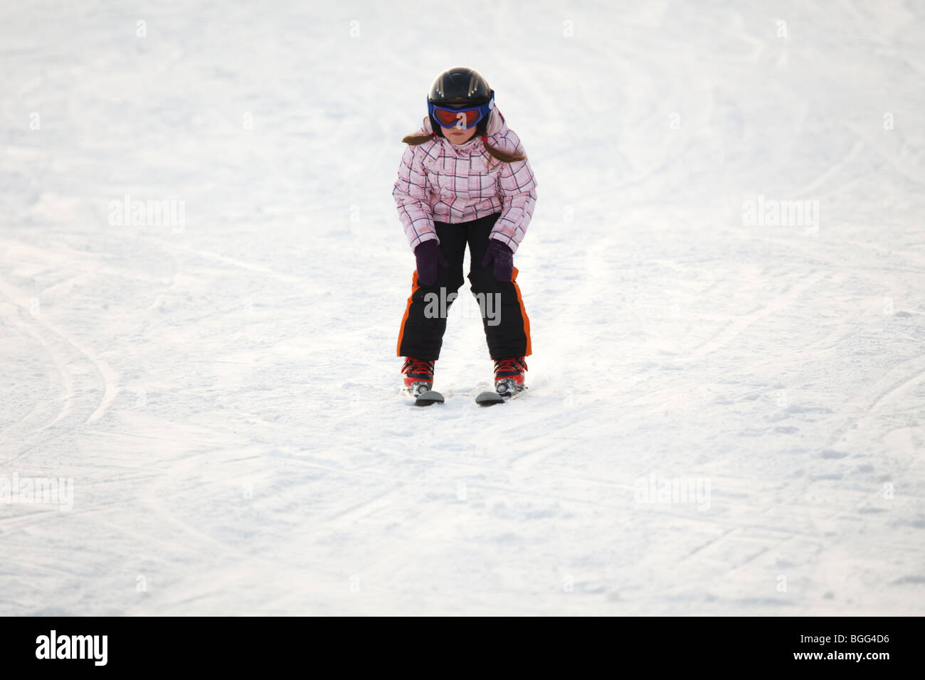 Bambina imparare lo sci alpino Foto Stock