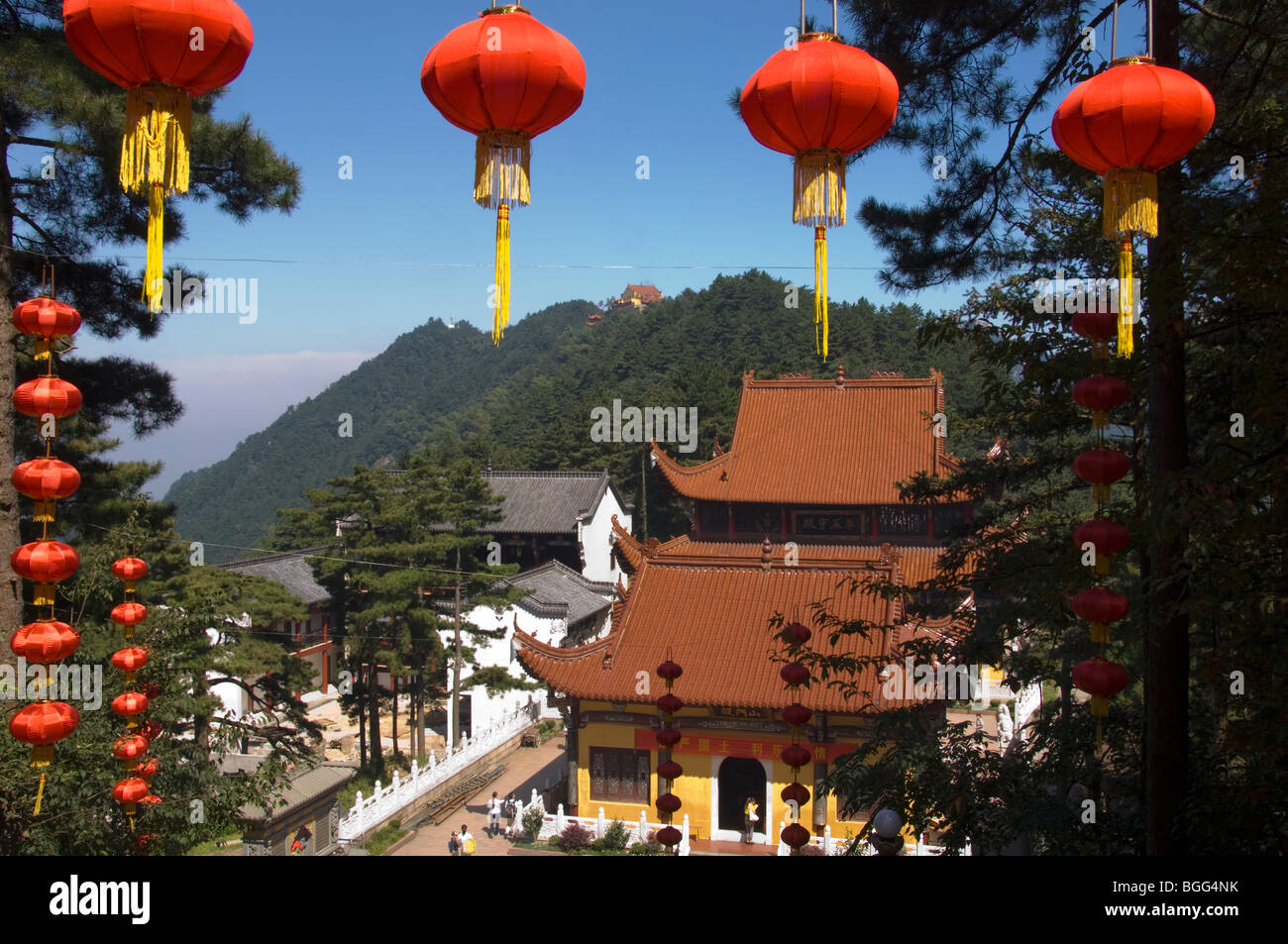 Uno dei templi lungo le pendici di Jiuhua Shan. Provincia di Anhui, Cina Foto Stock