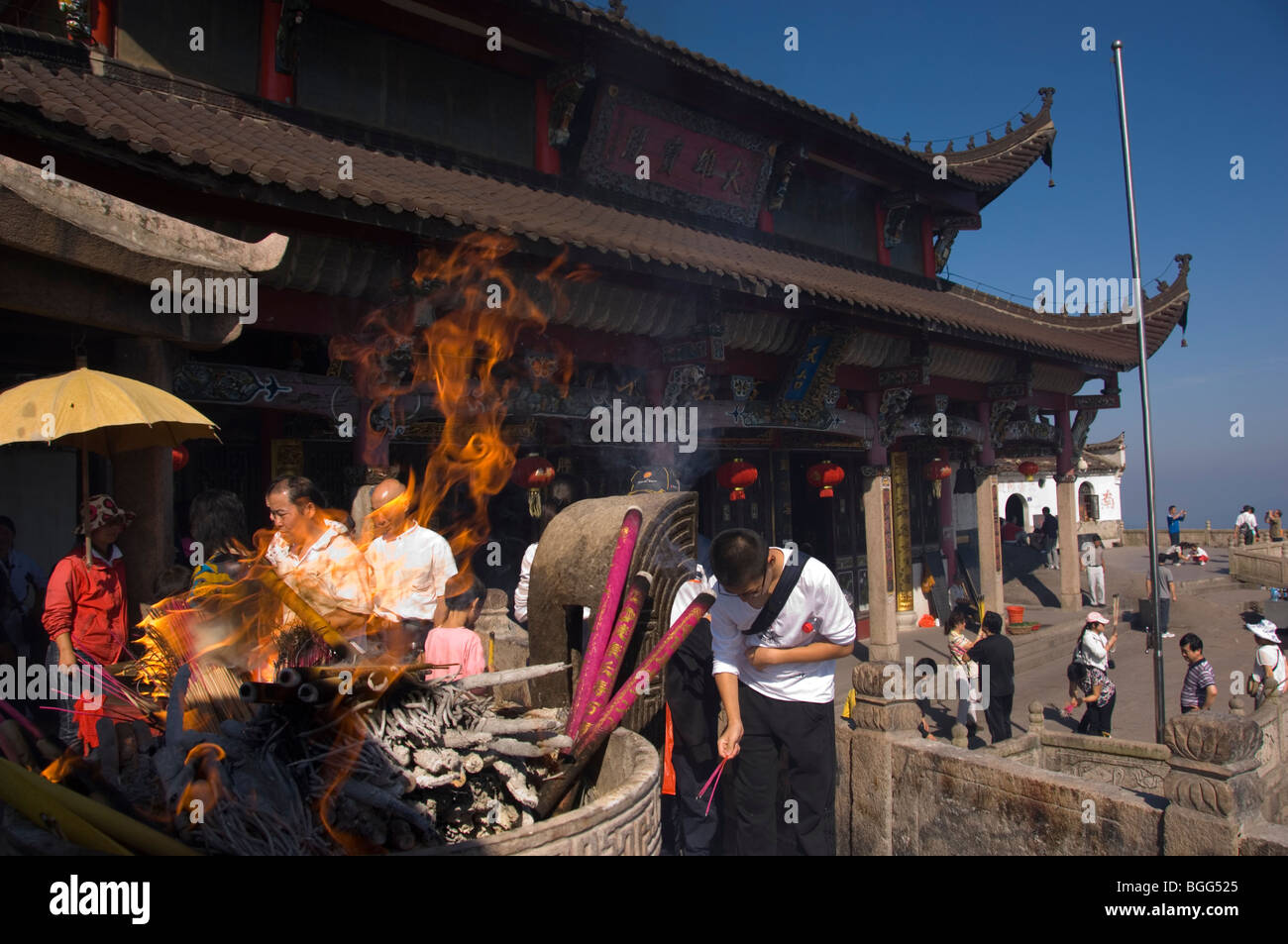 Adoratori di bruciare incenso presso il Tempio Tiantai o Ksitigarbha tempio buddista. Jiuhua Shan, provincia di Anhui, Cina. Foto Stock