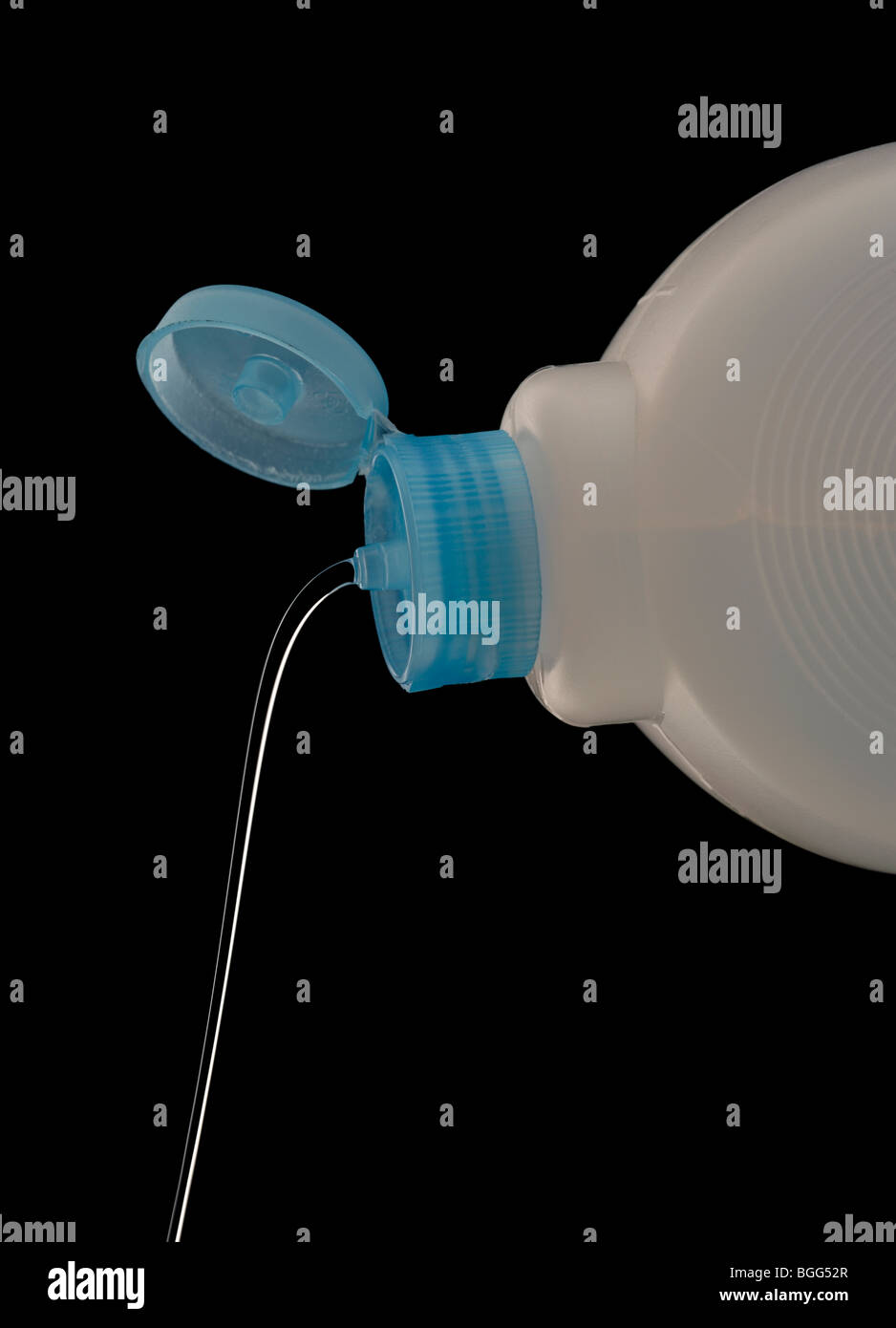 La bottiglia di plastica colata Foto Stock