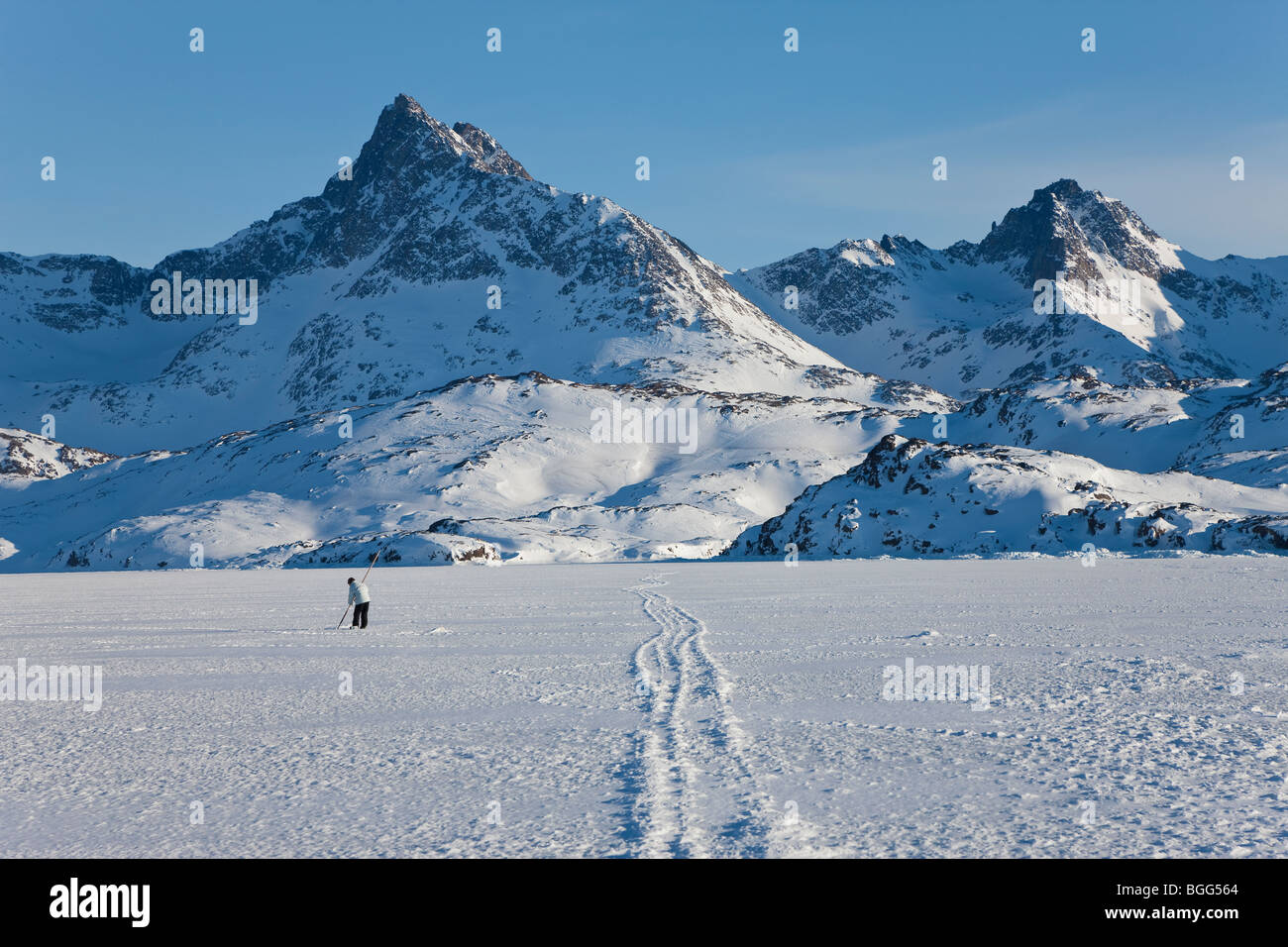 Pesca sul ghiaccio, re Oscar Fijord, Tasiilaq, Groenlandia, inverno Foto Stock