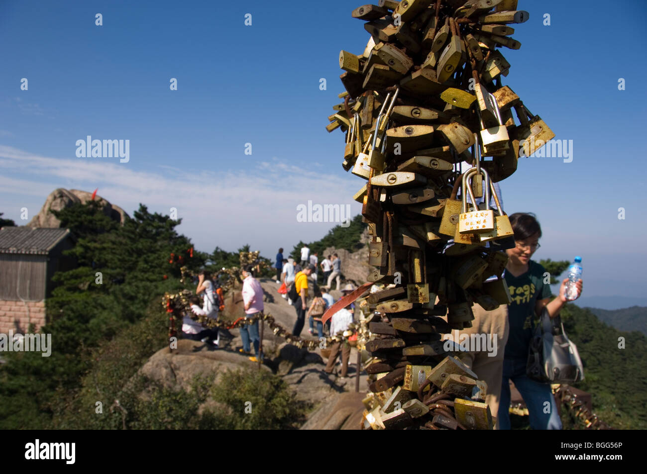 Gli amanti di lucchetti fissata alle catene sul picco Tiantai. Jiuhua Shan, provincia di Anhui, Cina. Foto Stock