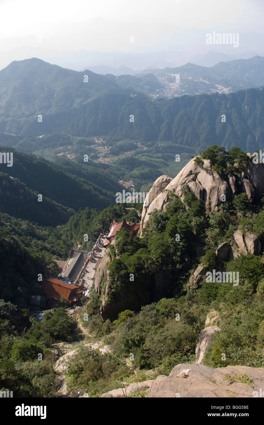 Vista dal picco Tiantai verso il basso sulle piste e nei monasteri di Jiuhua Shan. Provincia di Anhui. Cina. Foto Stock