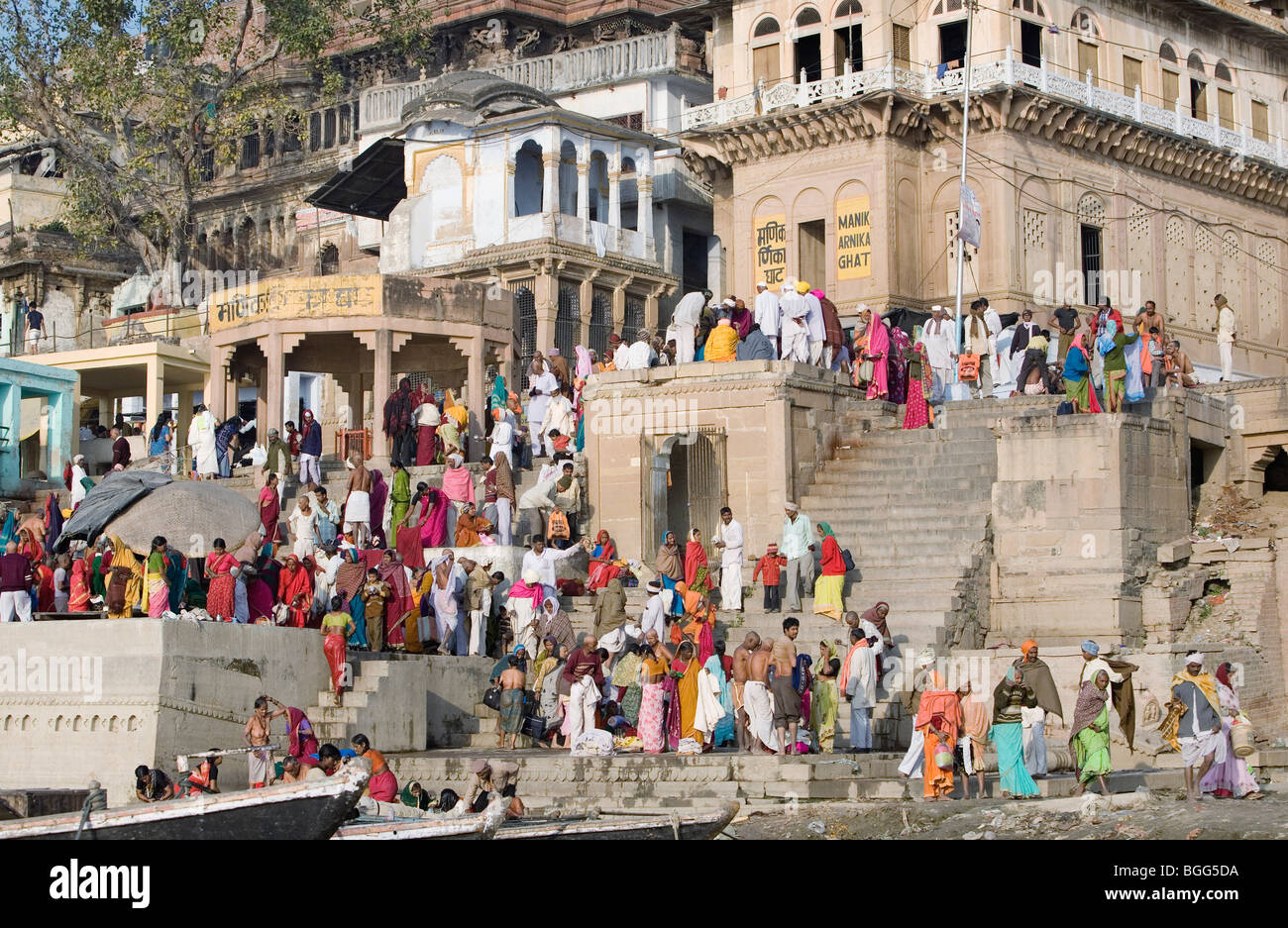La folla si riuniscono per le sponde del sacro Fiume Gange per il rituale del bagno di mattina. Varanasi (India). Foto Stock