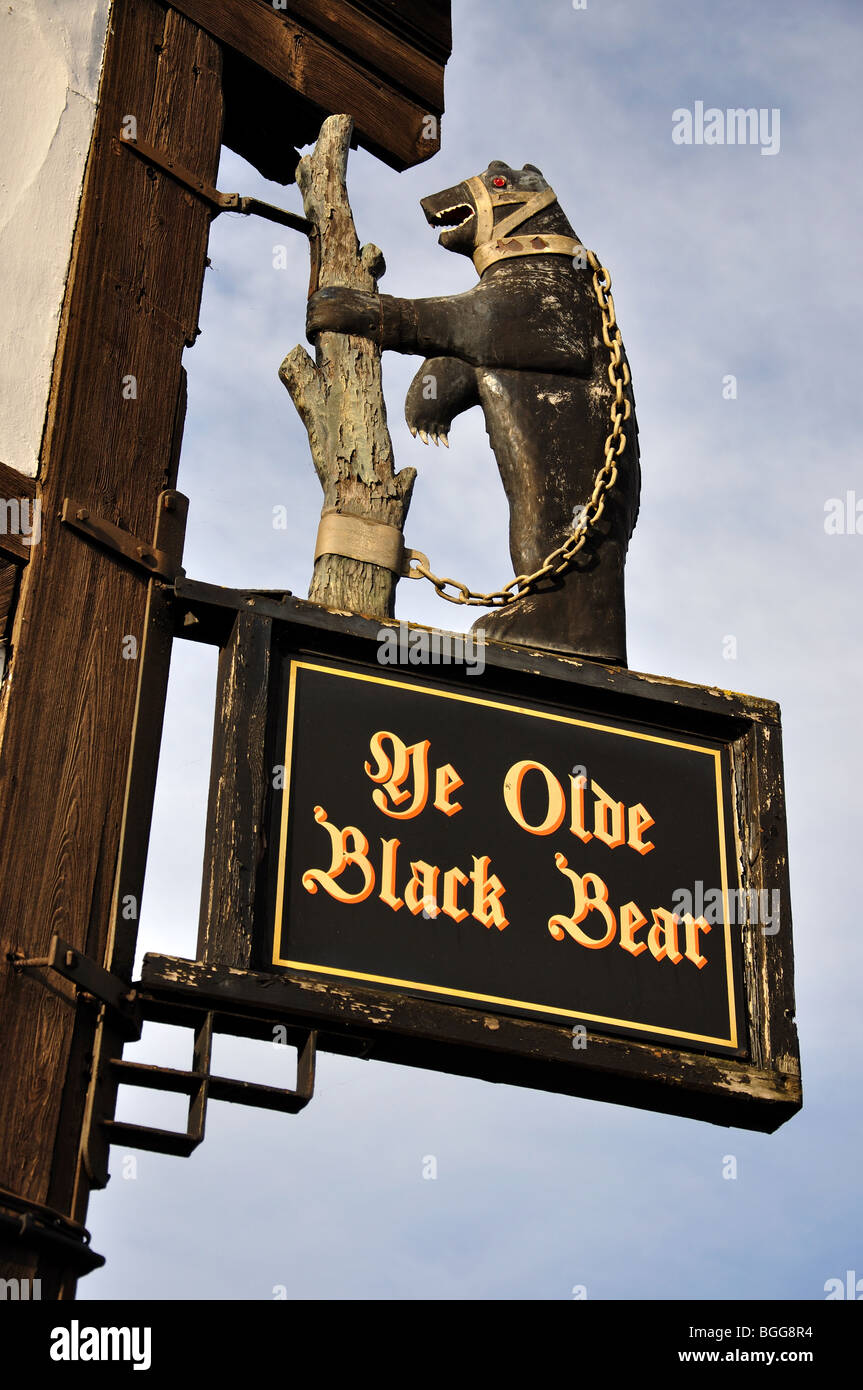Ye Olde Black Bear Inn segno, High Street, Tewkesbury, Gloucestershire, England, Regno Unito Foto Stock