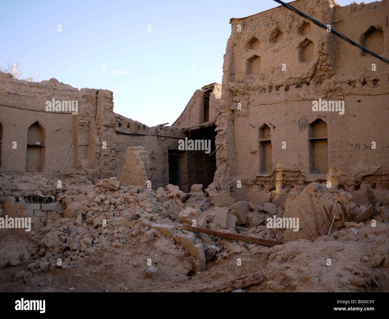 Sbriciolare tradizionali case di fango in Al-Hamra Oman Foto Stock