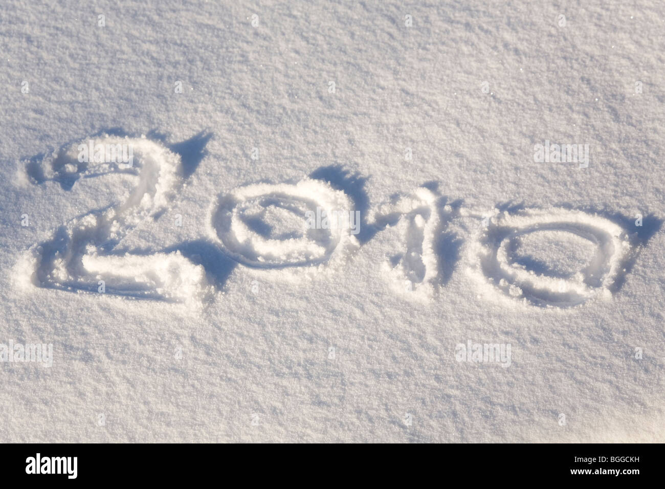 2010 è iscritto sulla neve. L'anno 2010 ha portato un insolitamente freddo inverno e più neve per gran parte dell' Europa di questi ultimi anni. Foto Stock