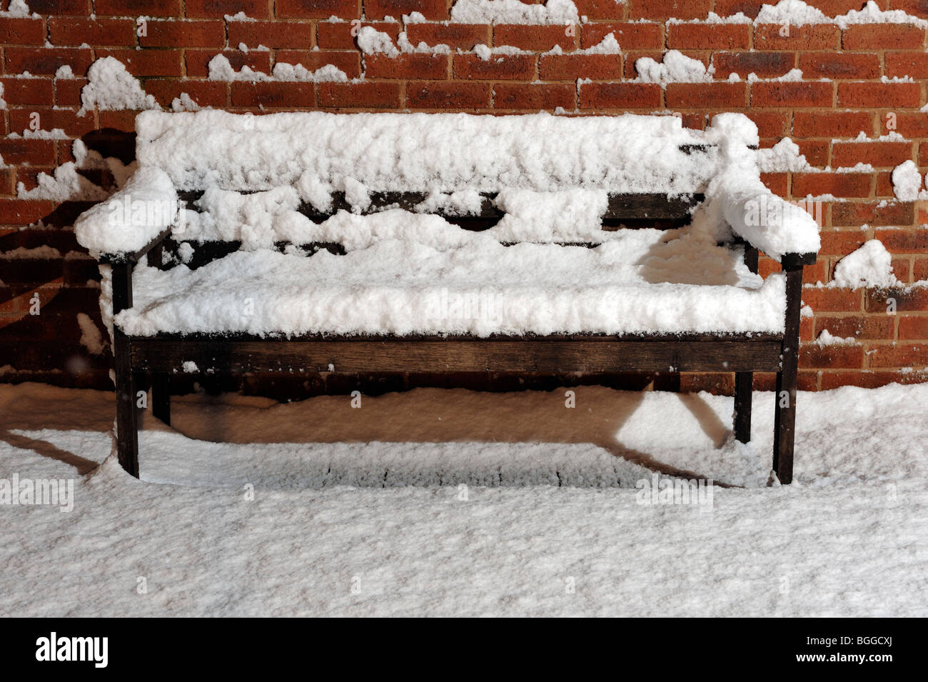 Coperta di neve panchina Foto Stock