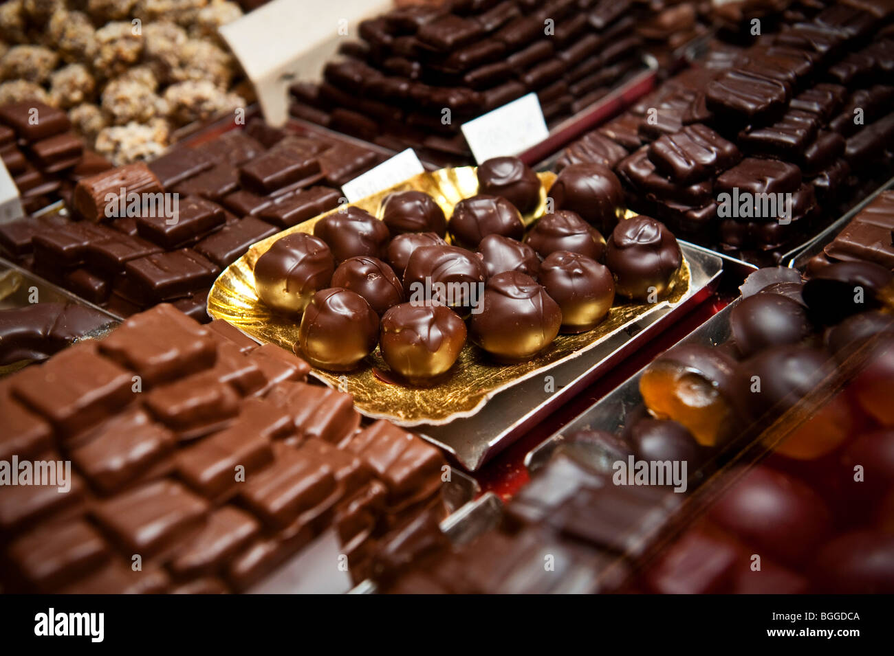 Fatto a mano italiano cioccolatini da Moriondo e Gariglio, famoso storico  dolciumi e prodotti di cioccolato artigianale in Roma, Italia Foto stock -  Alamy