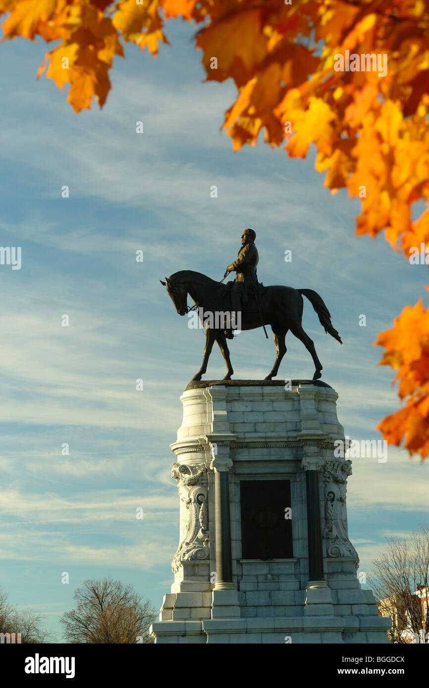 AJD62152, Richmond, VA, Virginia, monumento Avenue, Lee statua equestre, street, autunno Foto Stock