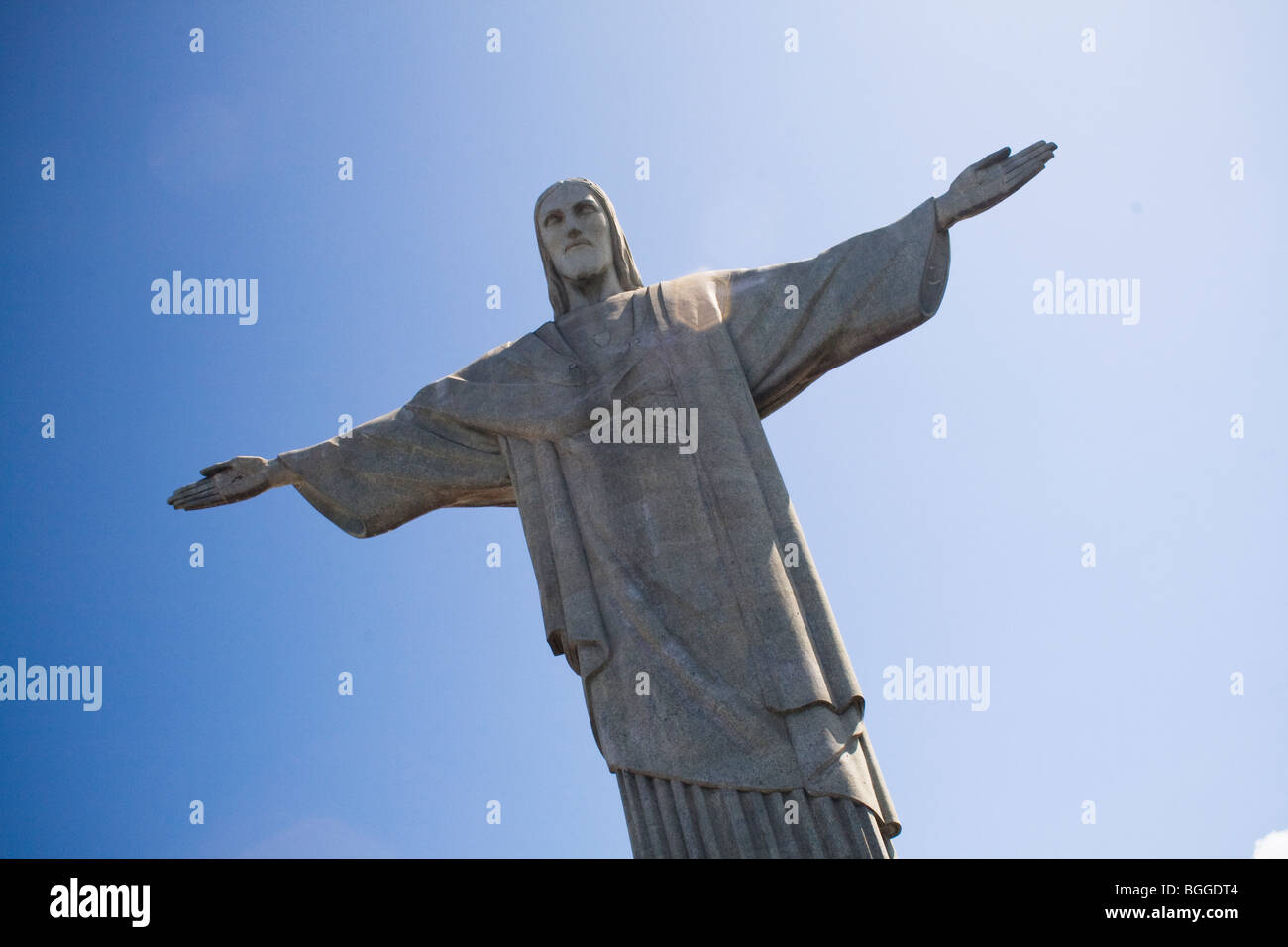 Il le braccia tese di Cristo redentore guardare in giù su Rio de Janeiro Foto Stock