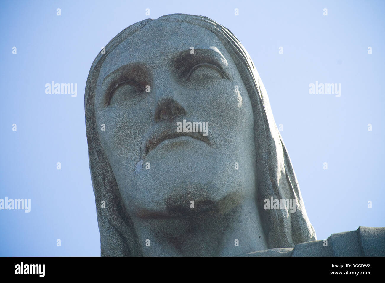 Cristo redentore guarda giù oltre il brasiliano della città di Rio de Janeiro. Foto Stock