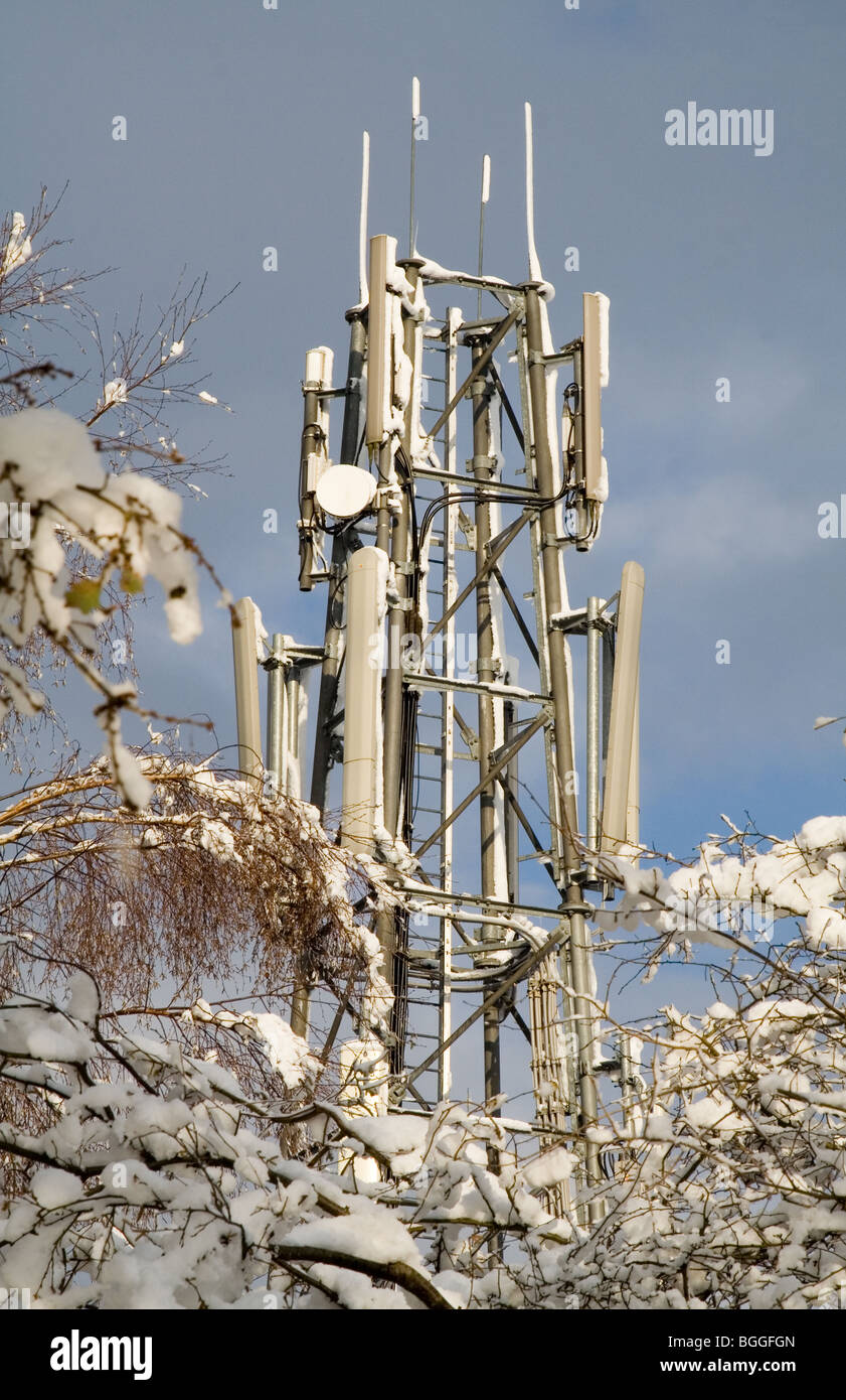 Un telefono mobile montante con la neve Foto Stock