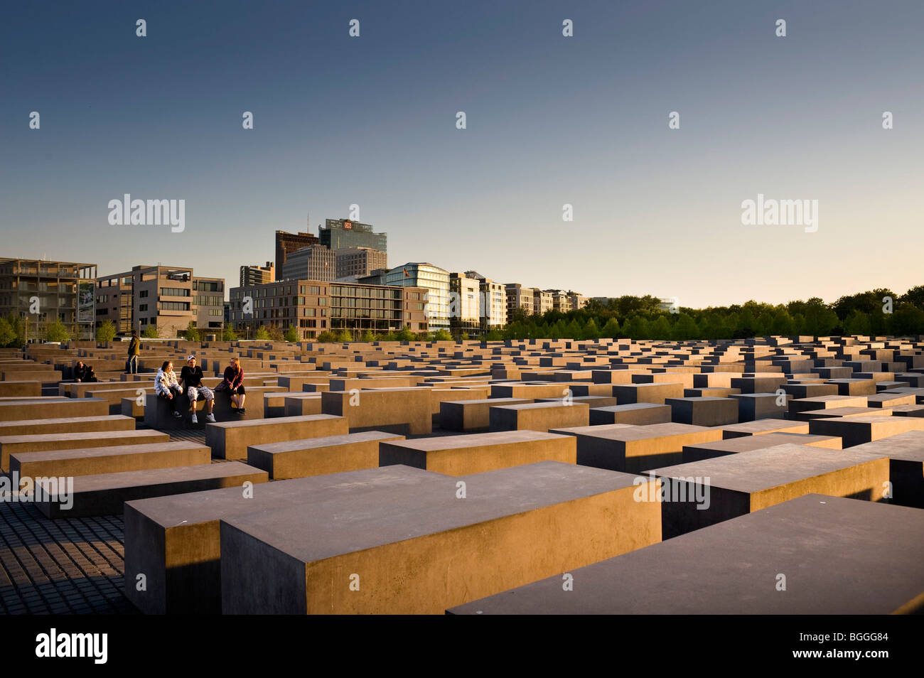 Di sera, memoriale per gli ebrei assassinati d'Europa, il memoriale dell'olocausto davanti di edifici ad alta, Potsdamer Platz Piazza Potsdam Foto Stock