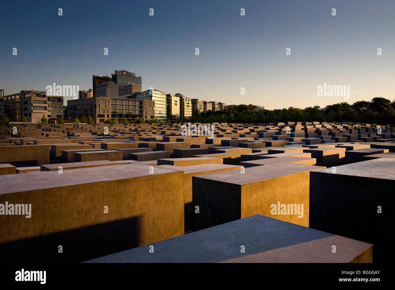 Di sera, memoriale per gli ebrei assassinati d'Europa, il memoriale dell'olocausto davanti di edifici ad alta, Potsdamer Platz Piazza Potsdam Foto Stock