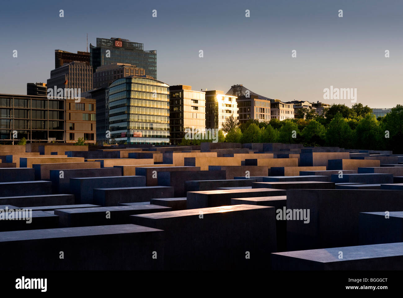 Di sera, memoriale per gli ebrei assassinati d'Europa, il memoriale dell'olocausto davanti di edifici ad alta, Potsdamer Platz Piazza Potsdam Foto Stock