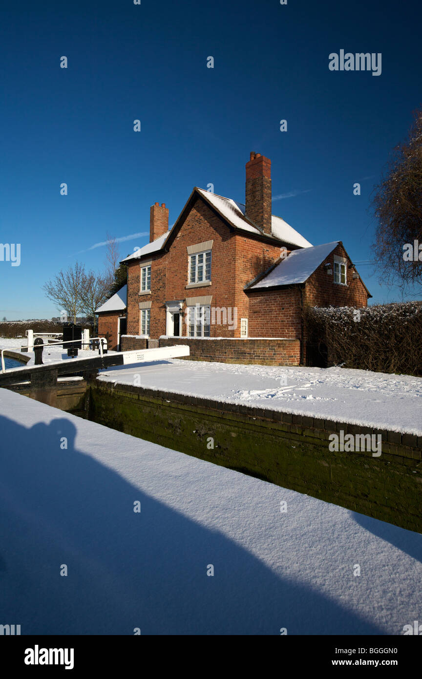 Serrature Bratch Keepers Cottage Staffordshire e Worcestershire Canal Wombourne South Staffordshire England Regno Unito Foto Stock