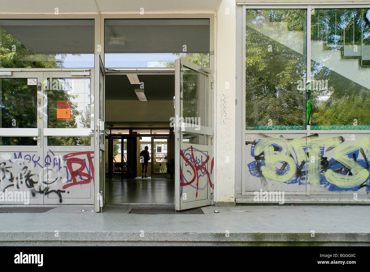 Grafitti su una scuola di Berlino, Germania Foto Stock