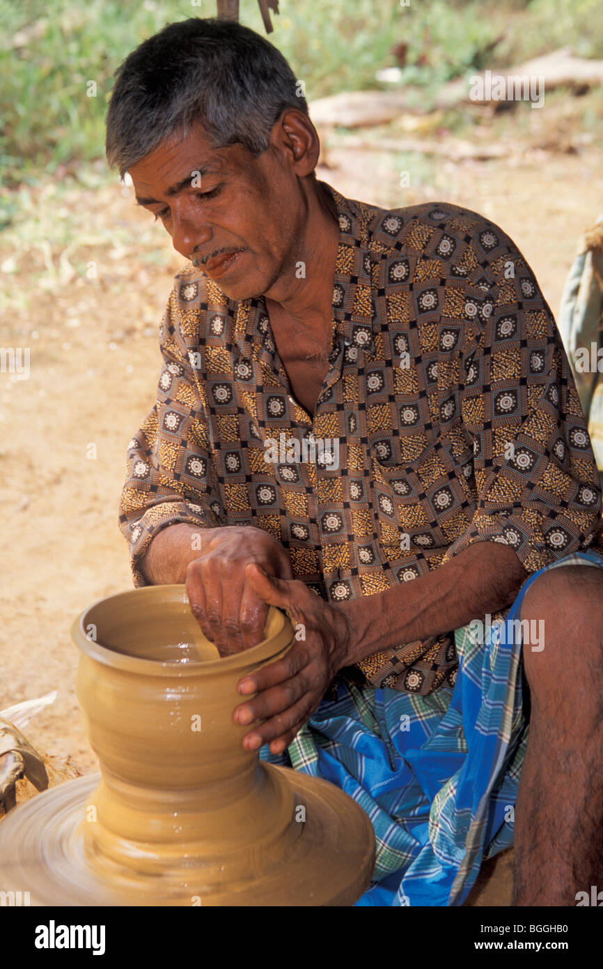 Uomo che fa la ceramica, Sri Lanka Foto Stock