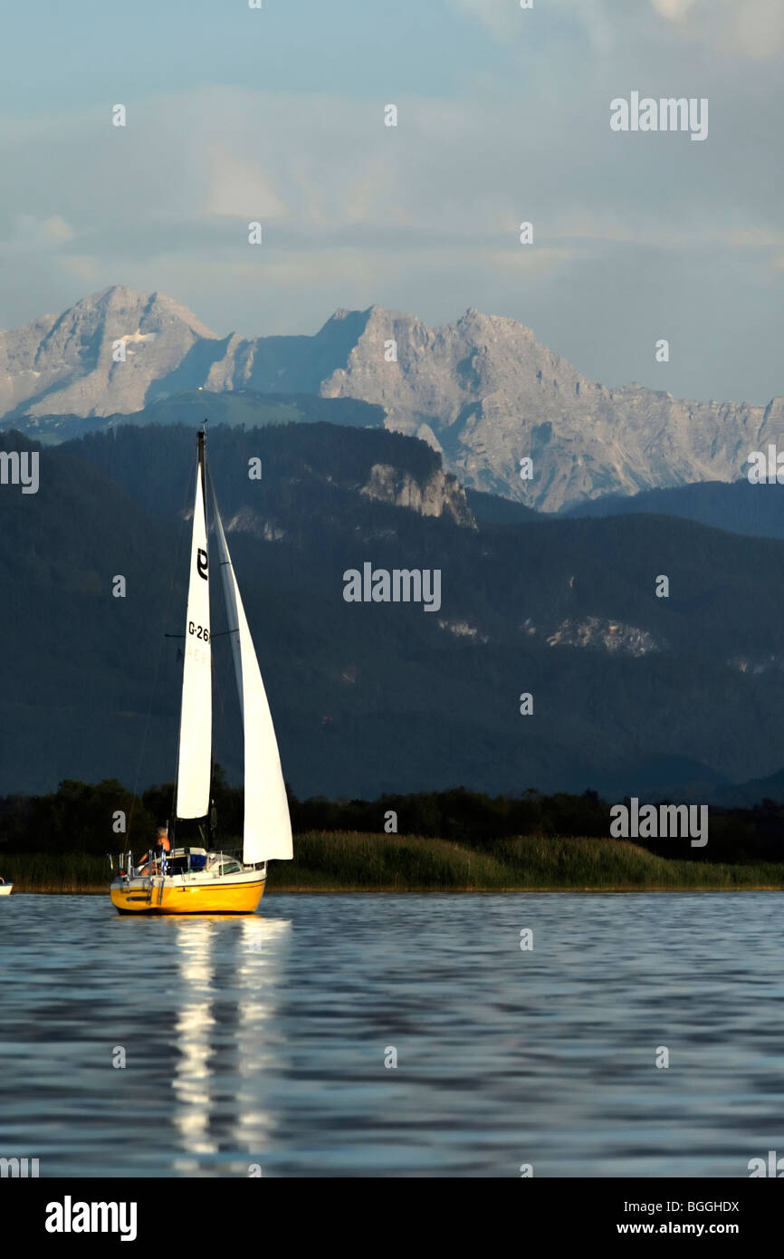 Piccola barca a vela sul Chiemsee Alta Baviera Germania Foto Stock