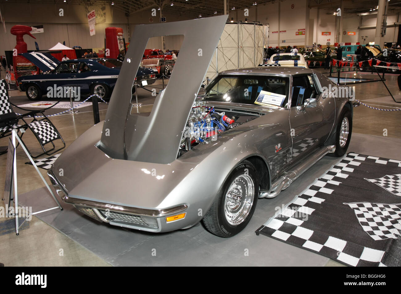 Custom vintage americano classico vetture retrò sul visualizzatore in corrispondenza di un automobile indoor locale car show Foto Stock