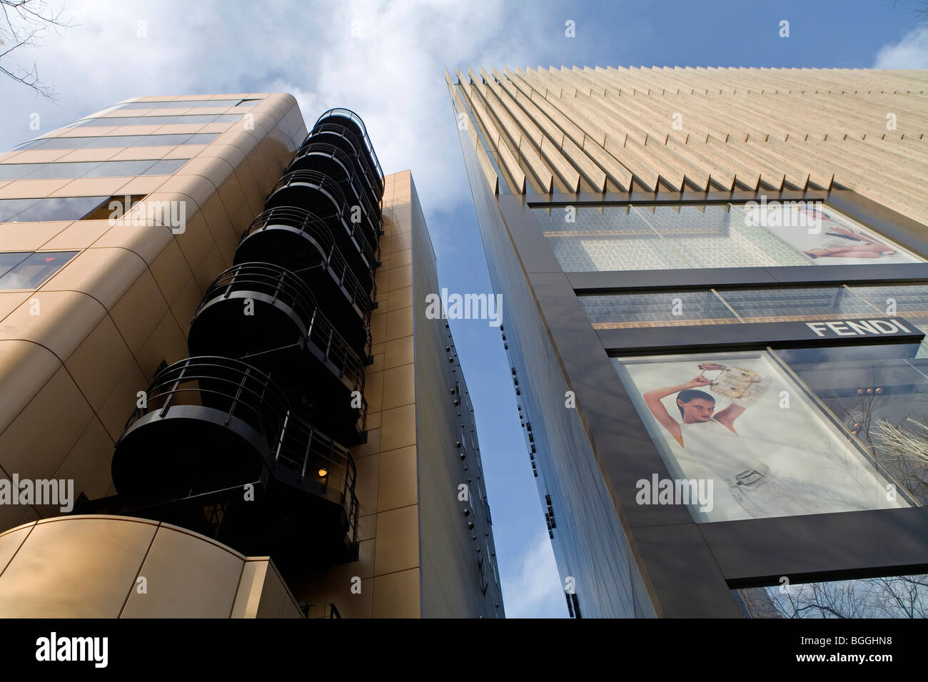 Manifesti pubblicitari sulla facciata di un grattacielo, Tokyo, Giappone, vista dal basso Foto Stock