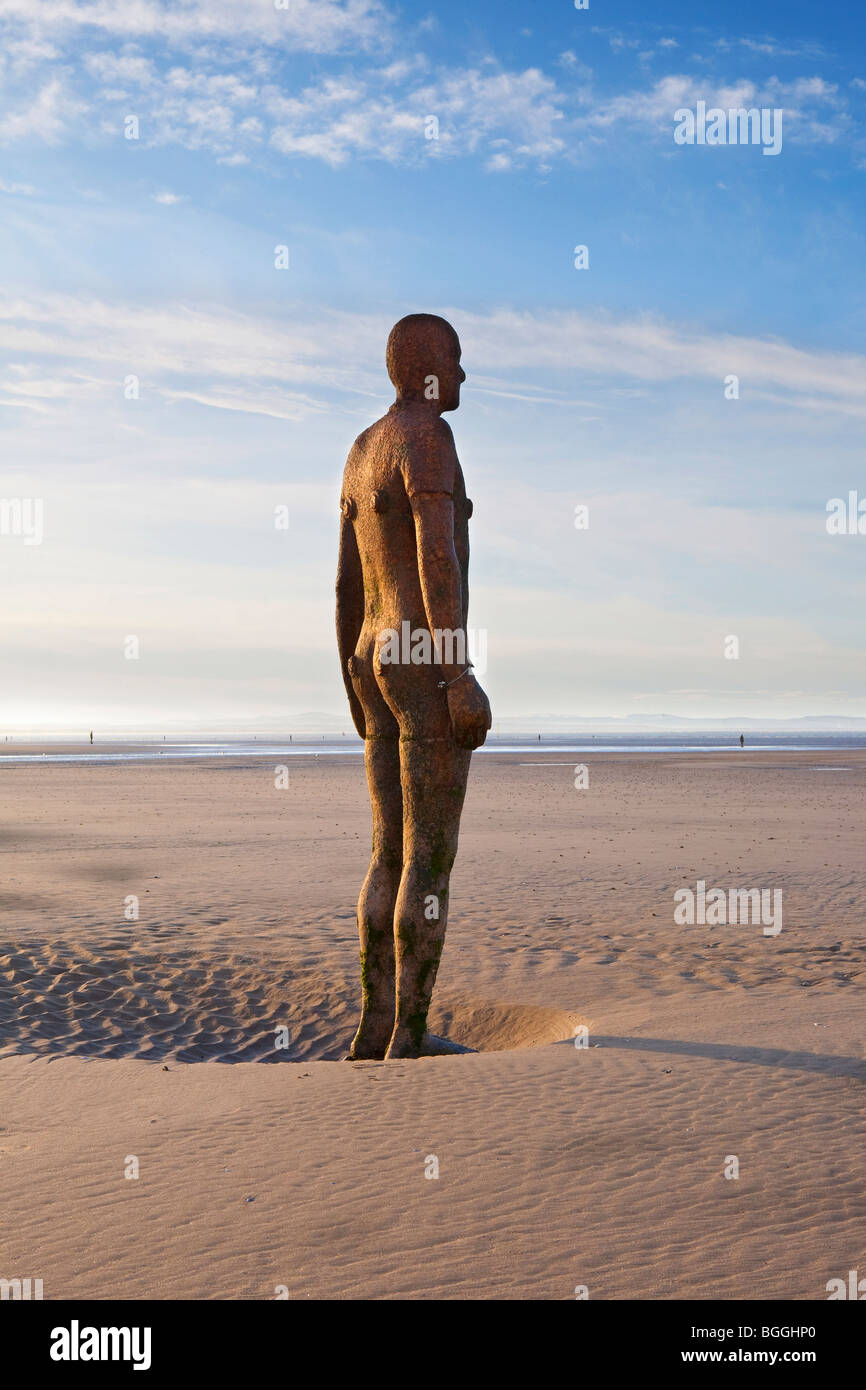 Antony Gormley ferro uomini statua; 'UN ALTRO POSTO' ferro scultura su Crosby beach Foto Stock