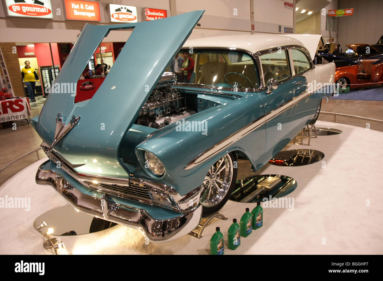 Custom vintage americano classico vetture retrò sul visualizzatore in corrispondenza di un automobile indoor locale car show Foto Stock