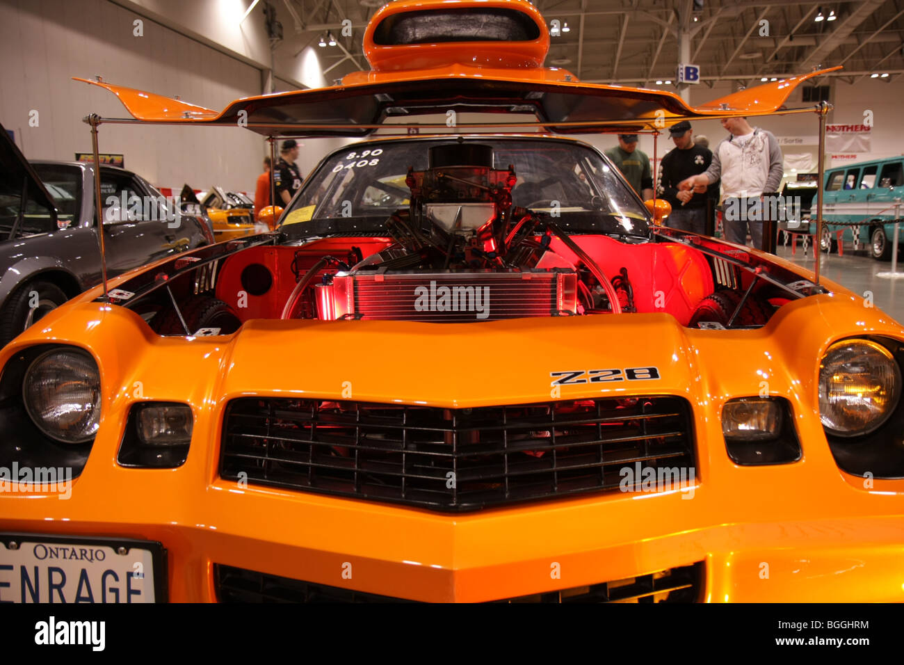 Orange camaro z28 performancesport auto sul display in un locale di auto parcheggio coperto e visualizza Foto Stock