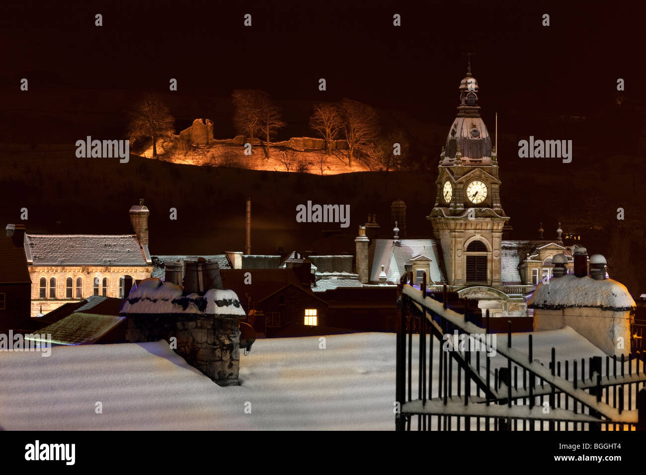 Cerca su tetti nevoso a Kendal Town Hall e il castello del Allhallows Chiesa. Foto Stock