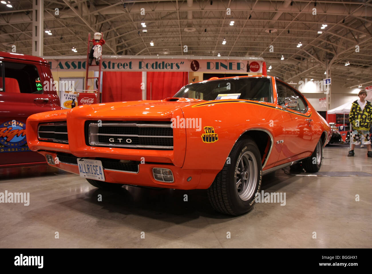 Orange custom vintage americano classico retrò vetture sportive sul visualizzatore in corrispondenza di un automobile indoor locale car show Foto Stock