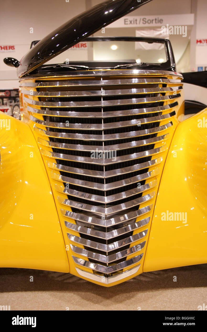 Griglia anteriore di un custom vintage americano classico vetture retrò sul visualizzatore in corrispondenza di un automobile indoor locale car show Foto Stock