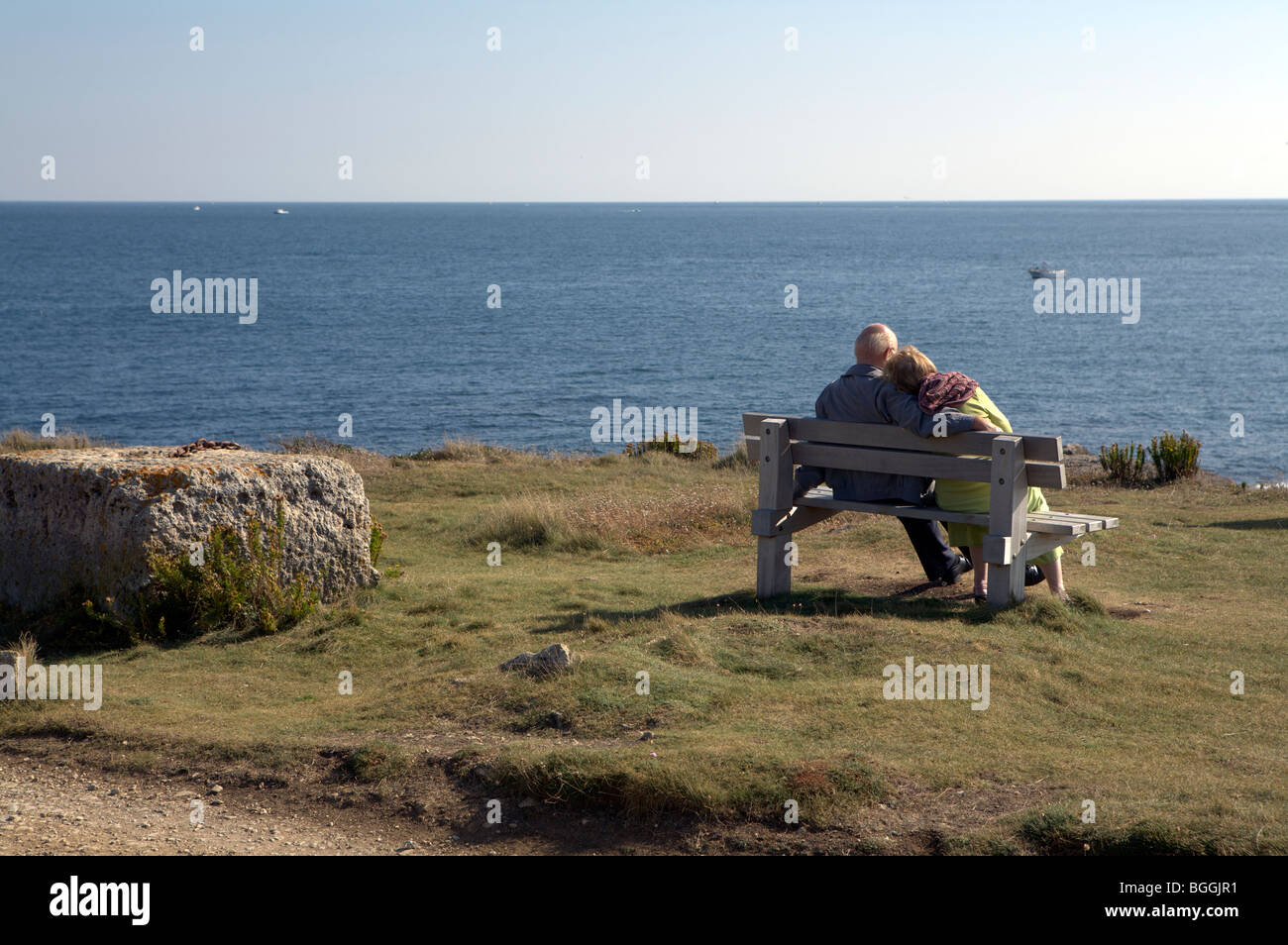 Coppia di anziani godendo la vista tranquilla fuori del litorale di Portland. Foto Stock