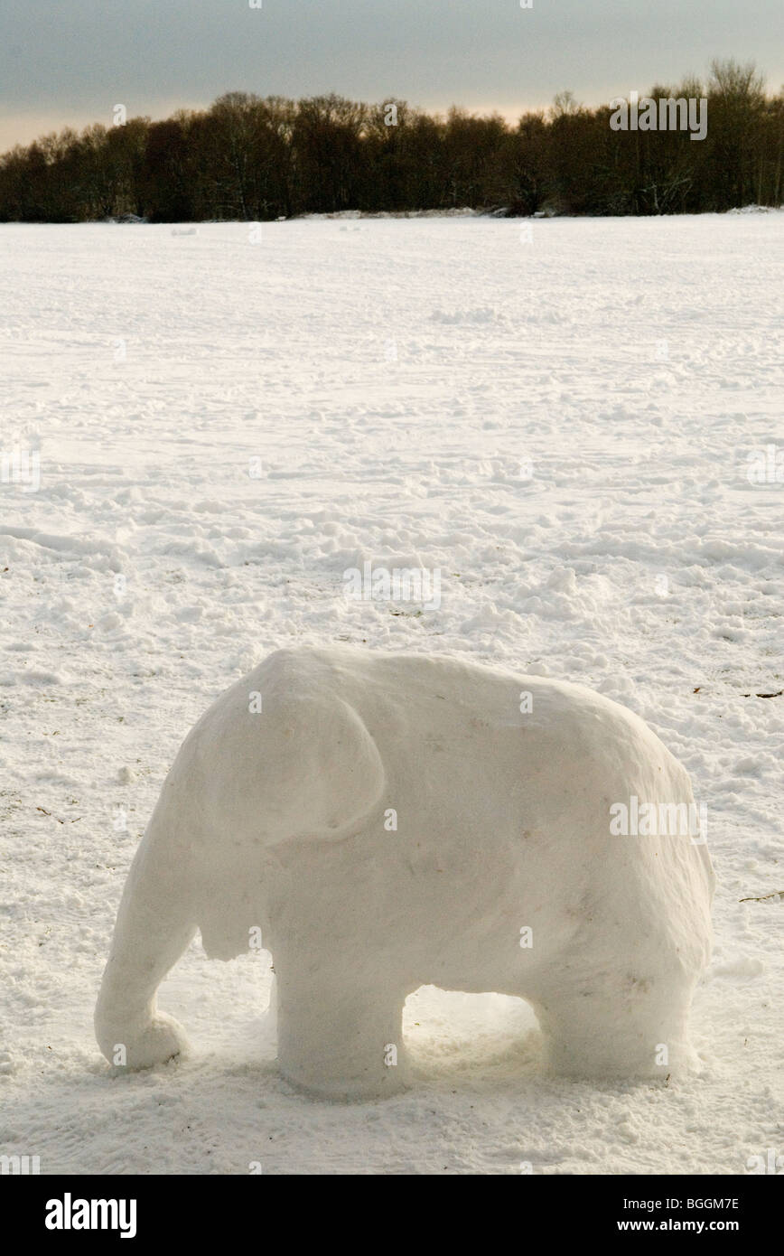 White Elephant, neve e ghiaccio scultura paesaggio invernale Wimbledon Common Londra Inghilterra Regno Unito HOMER SYKES Foto Stock