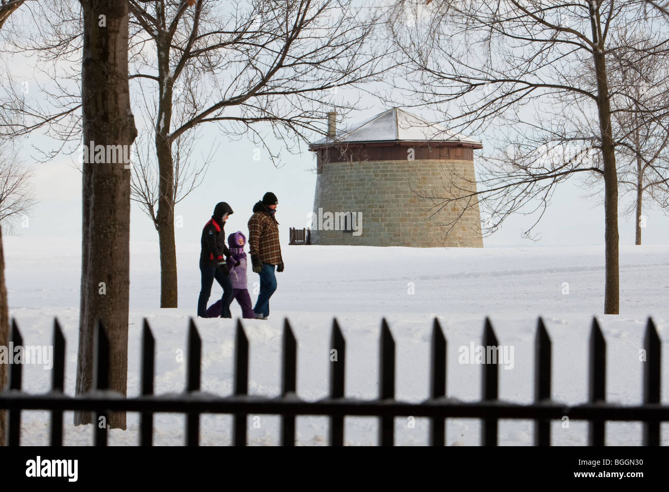 Una famiglia passeggiate nella parte anteriore di un martello tower sulle pianure di Abramo nella città di Québec Foto Stock