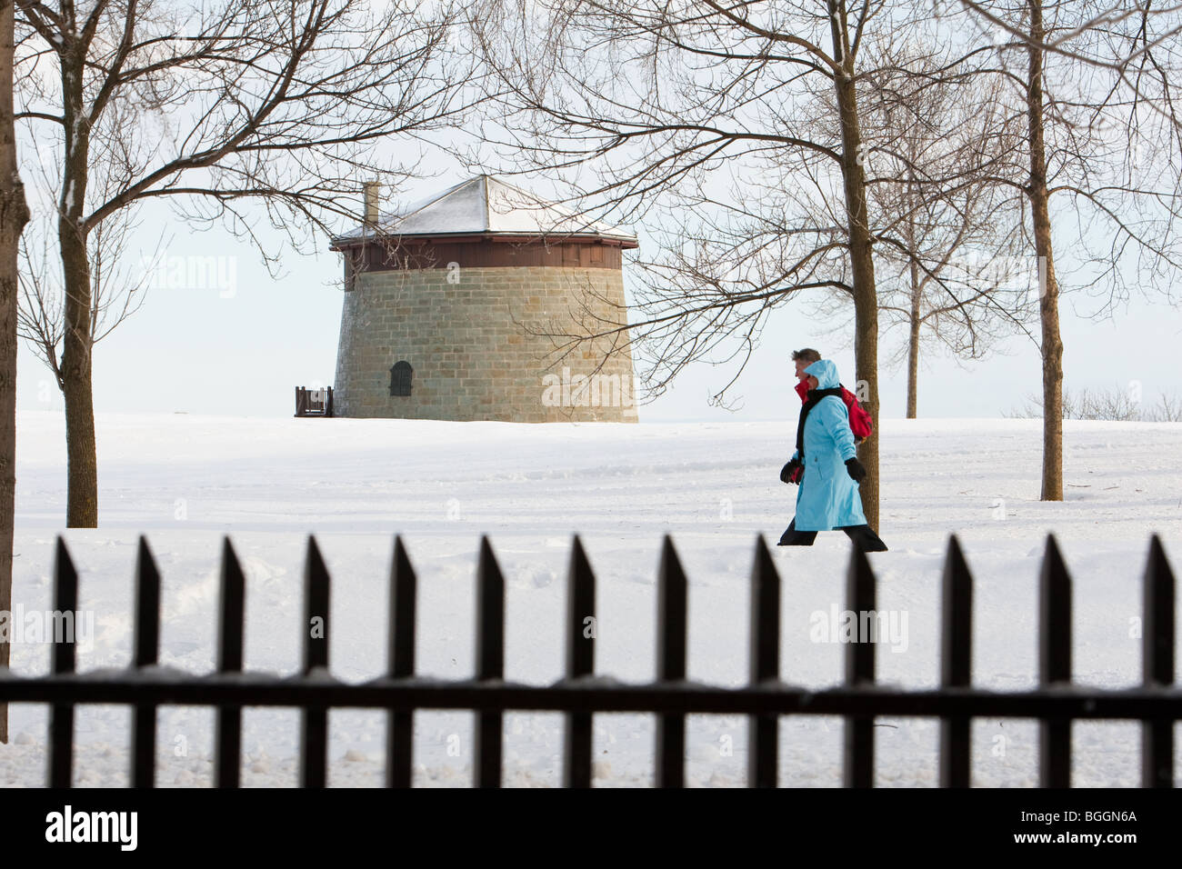 Una coppia entra nella parte anteriore di un martello tower sulle pianure di Abramo nella città di Québec Foto Stock