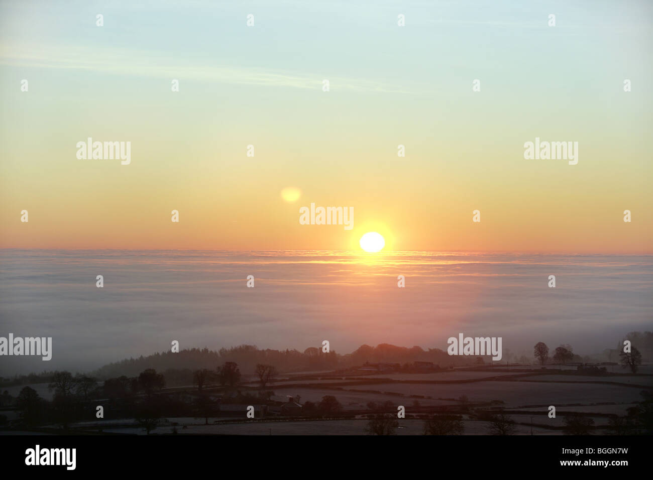 Inverno sunrise prelevato dalla sommità del Moel y Gaer , vicino Rhosesmor Galles del Nord. Foto Stock