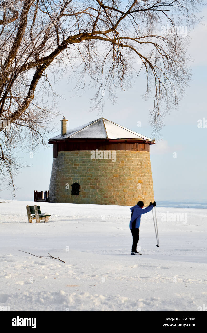 Un uomo sci nella parte anteriore di un martello tower sulle pianure di Abramo nella città di Québec Foto Stock