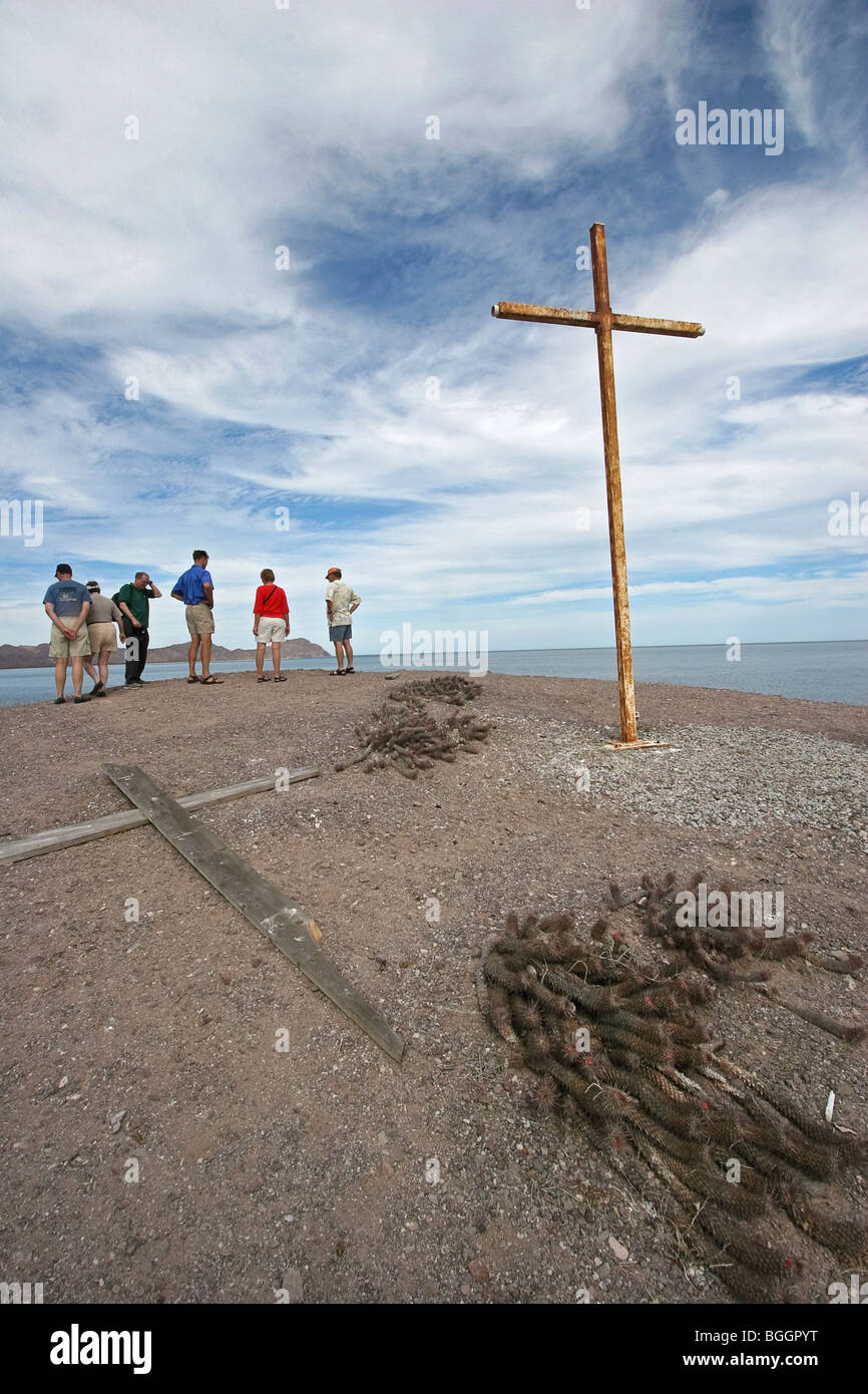 Una croce di legno nel punto più alto di Isla Coyote, l'unica abitata isola nel mare di Cortez, Messico. Foto Stock